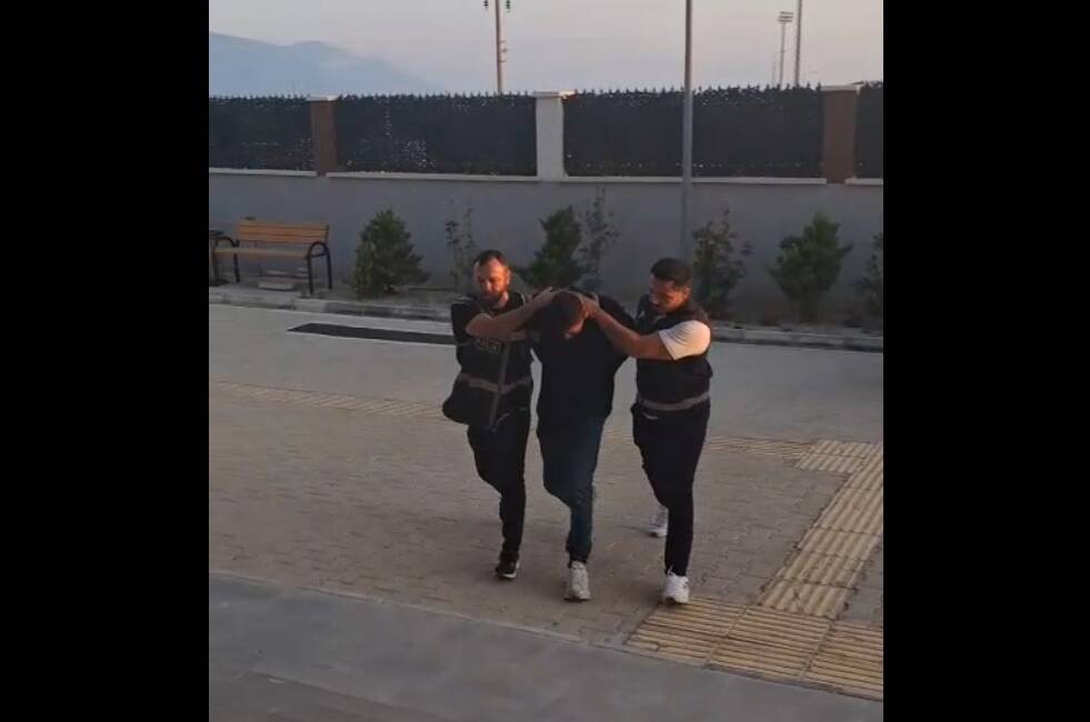 Samandağ’da bir evden çalınan altınlarla ilgili güvenlik kameralarını inceleyen polis