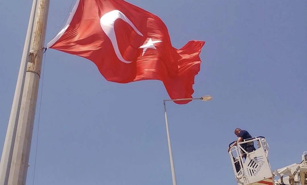 Hatay’ın Antakya ilçesine bağlı Serinyol Mahallesi’nde bulunan Türk bayrağı, Hatay