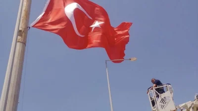 Hatay’ın Antakya ilçesine bağlı Serinyol Mahallesi’nde bulunan Türk bayrağı, Hatay