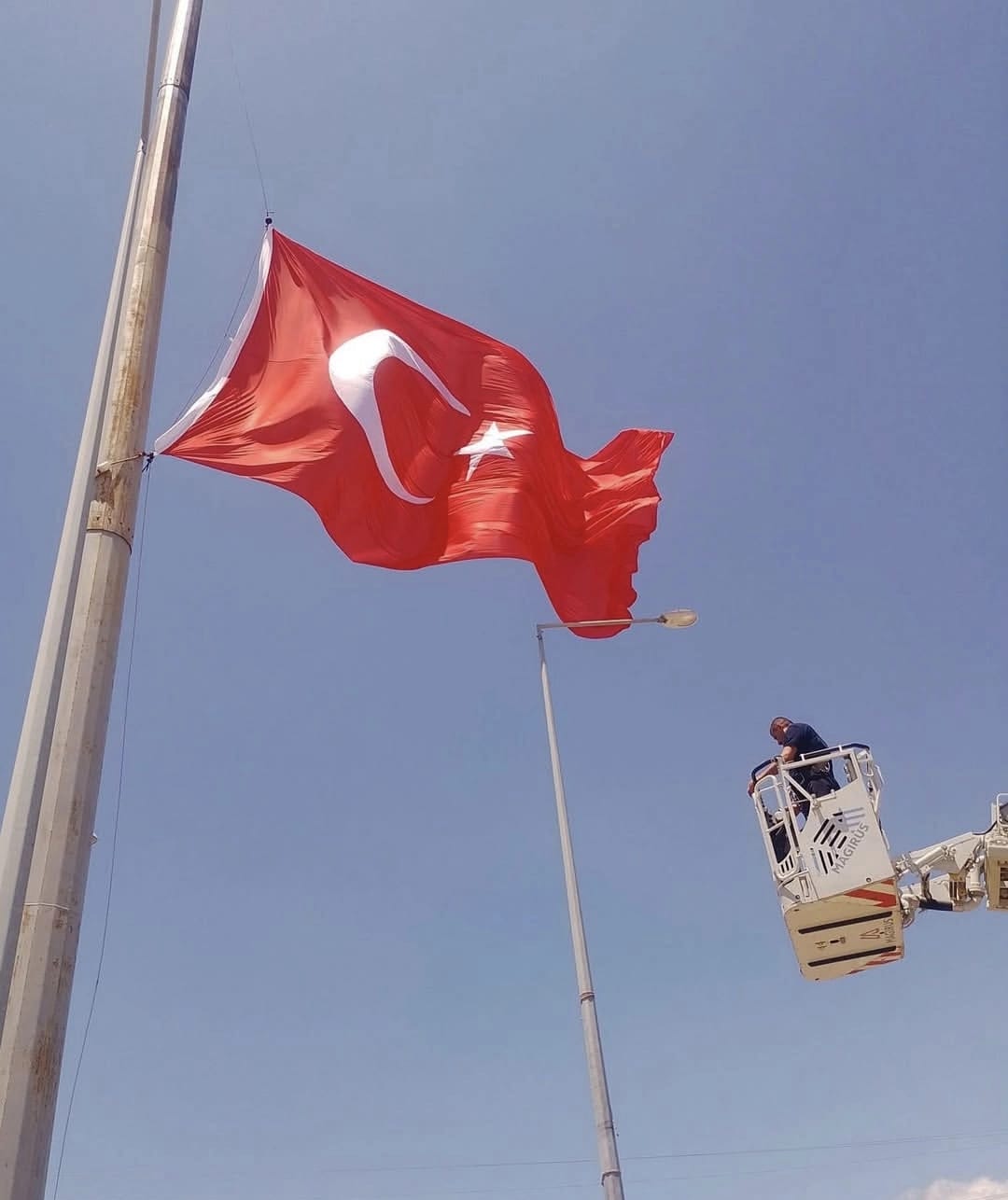 Antakya Serinyol’da şanlı bayrak yenilendi