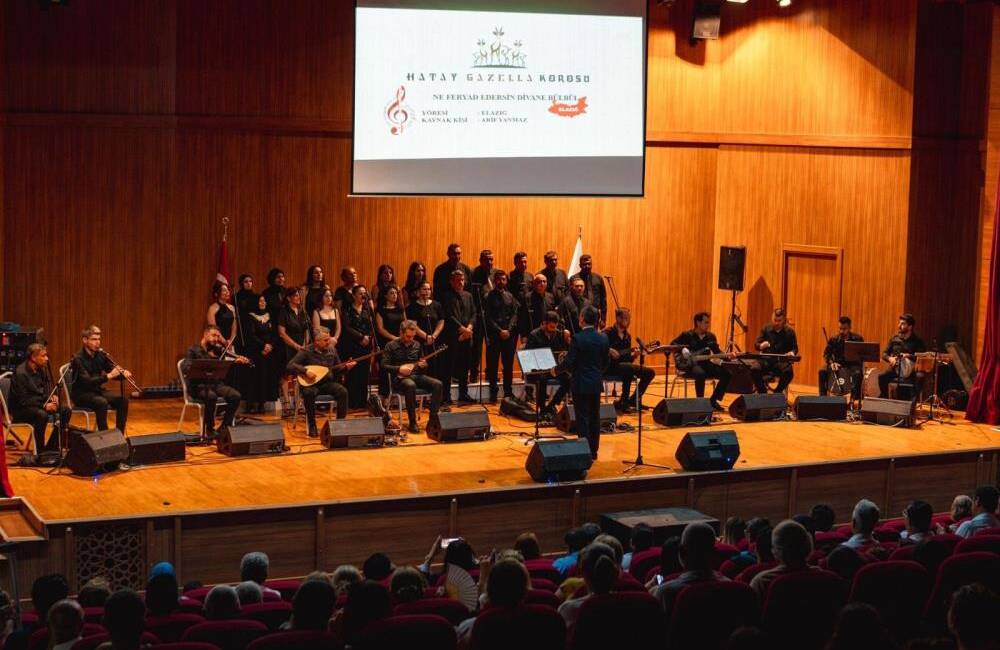Hatay Gazella Korosu, Arsuz’da düzenlenen “Anadolu’dan Türküler” konserinde sanatseverlere müzik