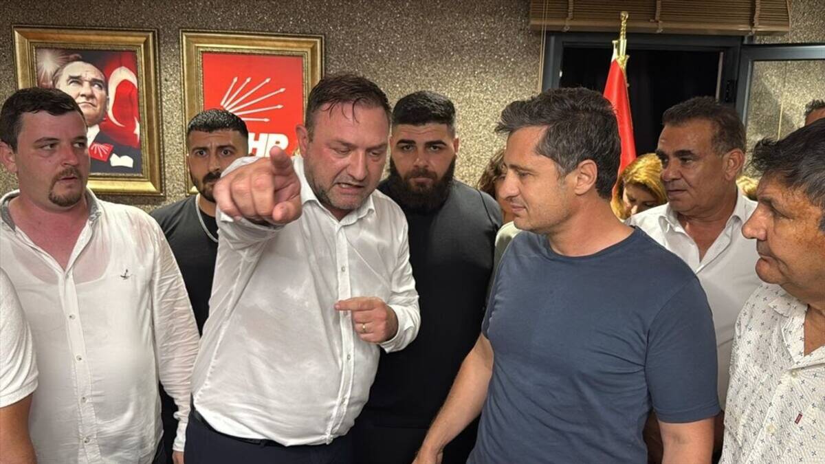 CHP İzmir İl Başkanlığı'nda mahkeme kararı sonrası göreve gelen yeni
