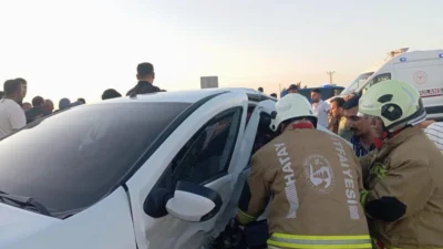 Hatay’ın Kumlu ilçesinde iki otomobilin çarpışması sonucu meydana gelen trafik