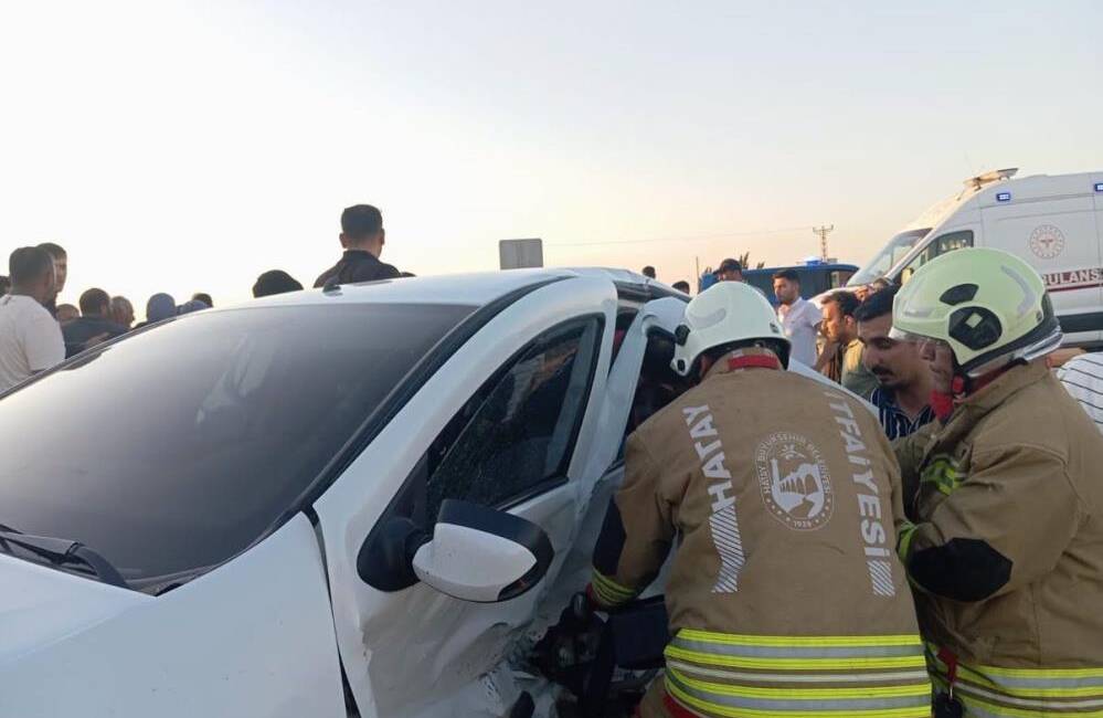 Hatay’ın Kumlu ilçesinde iki otomobilin çarpışması sonucu meydana gelen trafik