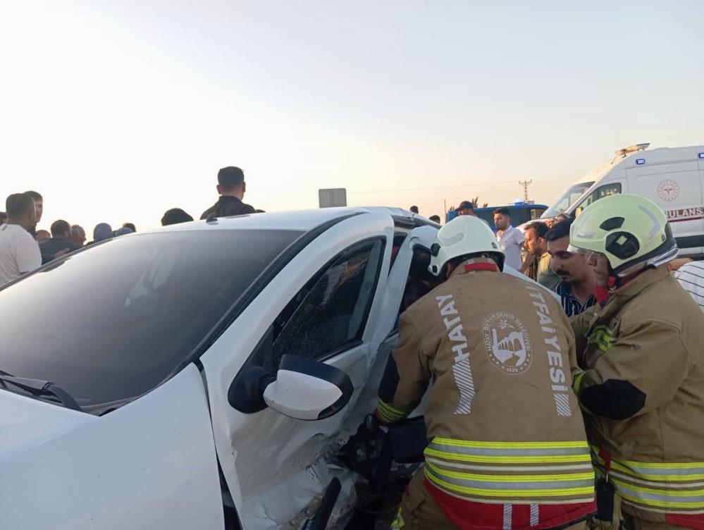 Hatay’ın Kumlu ilçesinde iki otomobilin çarpışması sonucu meydana gelen trafik