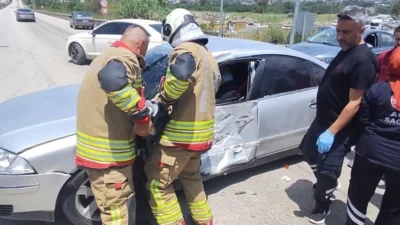 Hatay’ın Defne ilçesinde hafriyat kamyonu ile otomobilin çarpıştığı trafik kazasında