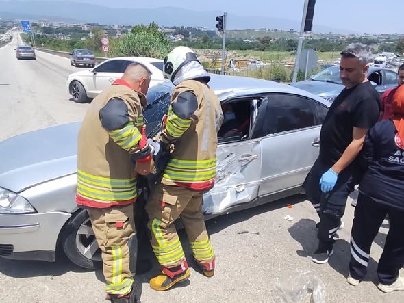 Hatay’ın Defne ilçesinde hafriyat kamyonu ile otomobilin çarpıştığı trafik kazasında