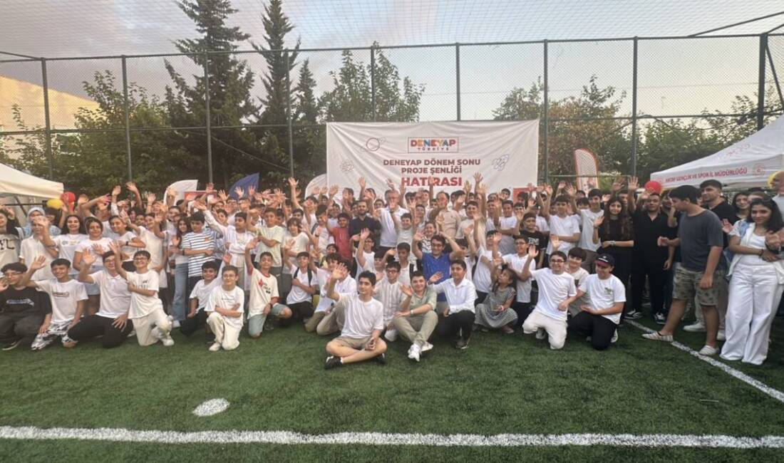 Hatay’ın İskenderun ilçesinde düzenlenen DENEYAP Dönem Sonu Proje Şenliği’nde öğrenciler,