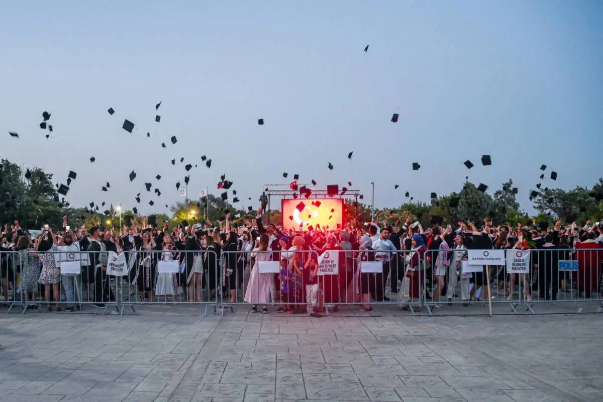 Hatay Mustafa Kemal Üniversitesi (HMKÜ), 2025-2026 eğitim-öğretim yılı mezunlarını düzenlenen