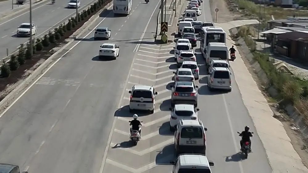 Hatay’da trafik ekipleri tarafından gerçekleştirilen dron destekli denetimlerde, şerit ihlali