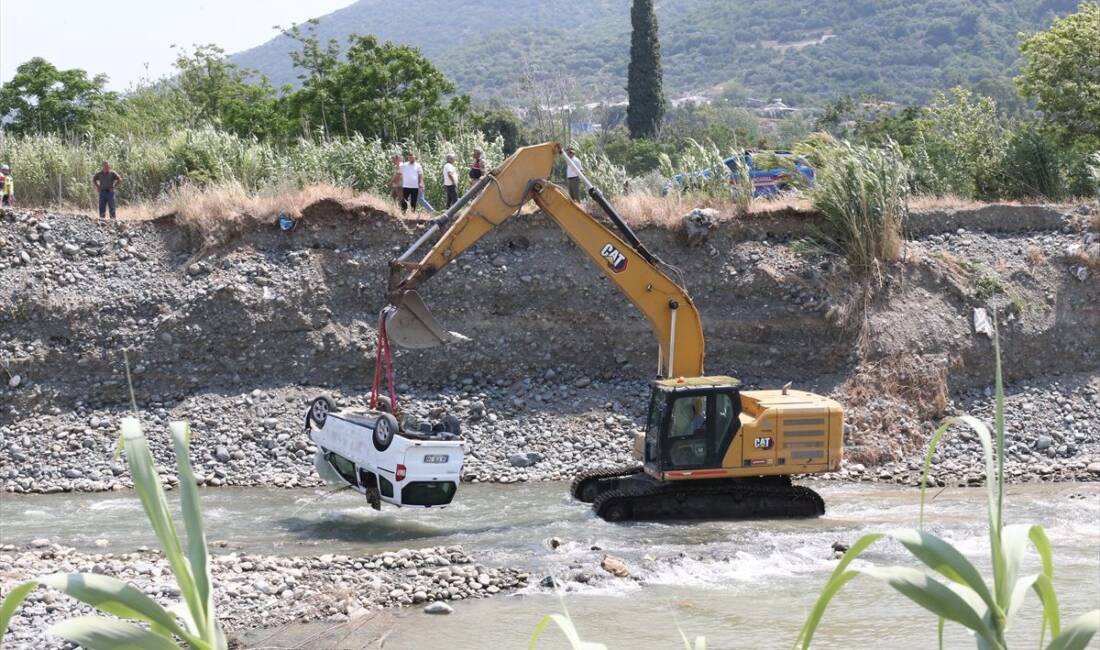 Hatay’ın Defne ilçesinde hafif ticari aracın nehre düşmesi sonucu meydana