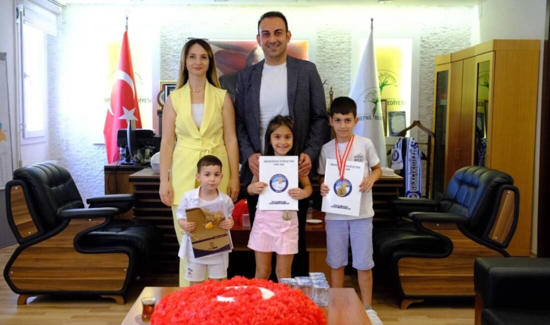 Defne Belediye Başkanı Halil İbrahim Özgün, karne heyecanını üç çocuğuyla