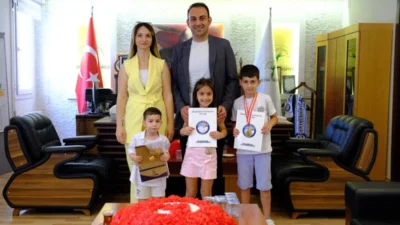 Defne Belediye Başkanı Halil İbrahim Özgün, karne heyecanını üç çocuğuyla