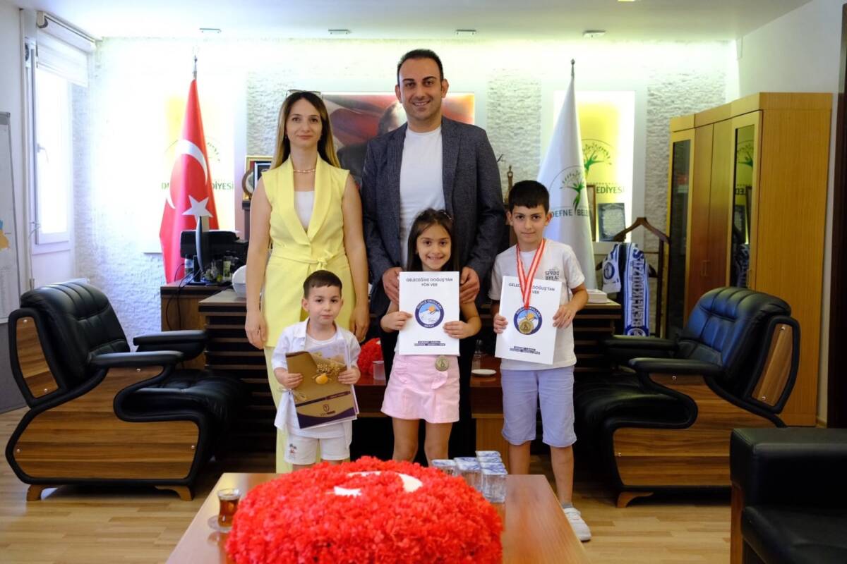 Defne Belediye Başkanı Halil İbrahim Özgün, karne heyecanını üç çocuğuyla