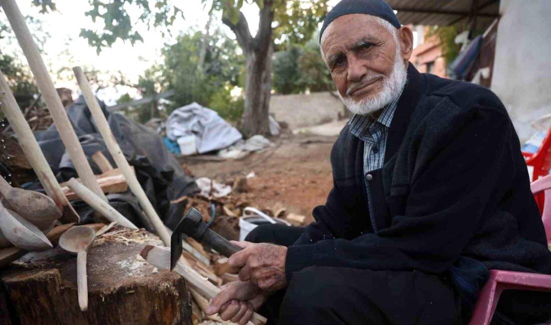 Hatay'ın Kırıkhan ilçesinde 85 yaşındaki Ahmet Eden, dağdan topladığı ağaç