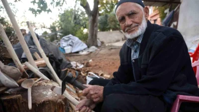 Hatay'ın Kırıkhan ilçesinde 85 yaşındaki Ahmet Eden, dağdan topladığı ağaç