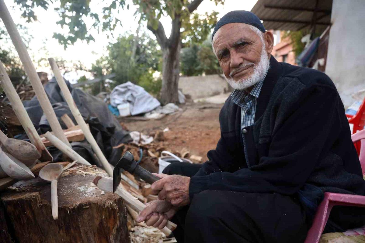 Hatay'ın Kırıkhan ilçesinde 85 yaşındaki Ahmet Eden, dağdan topladığı ağaç