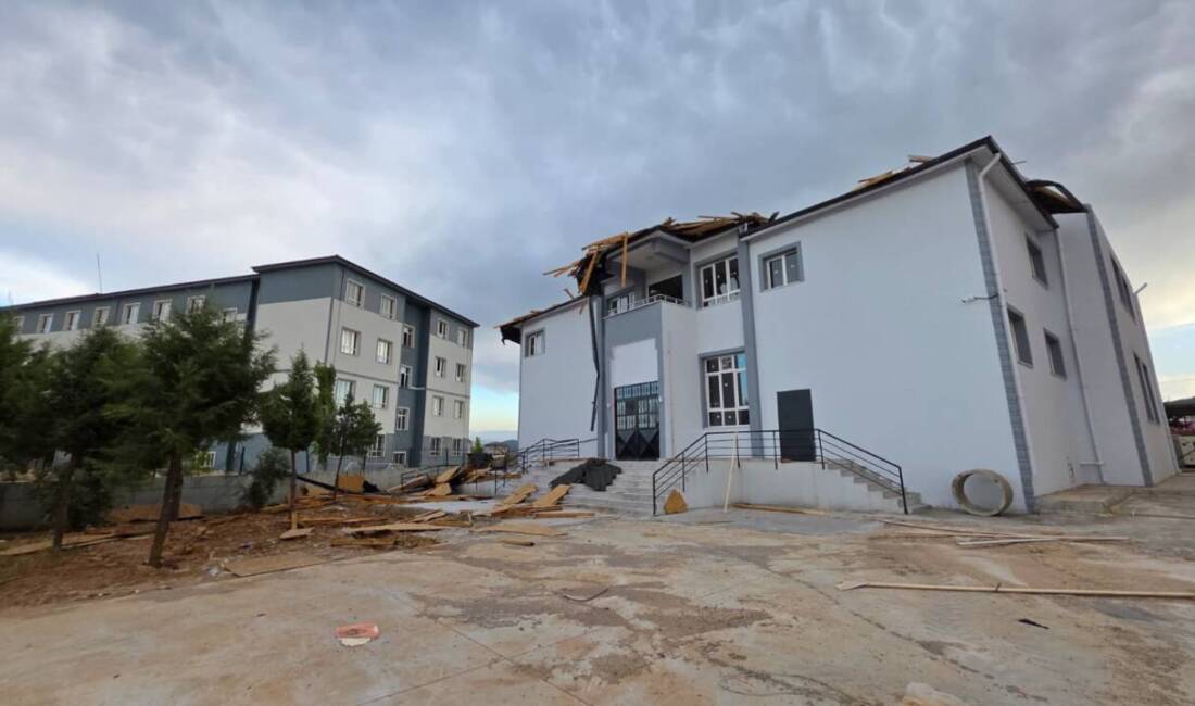 HATAY (AA) – Hatay’ın Hassa ilçesinde fırtına nedeniyle bazı binaların