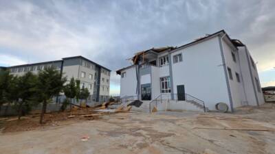 HATAY (AA) – Hatay’ın Hassa ilçesinde fırtına nedeniyle bazı binaların