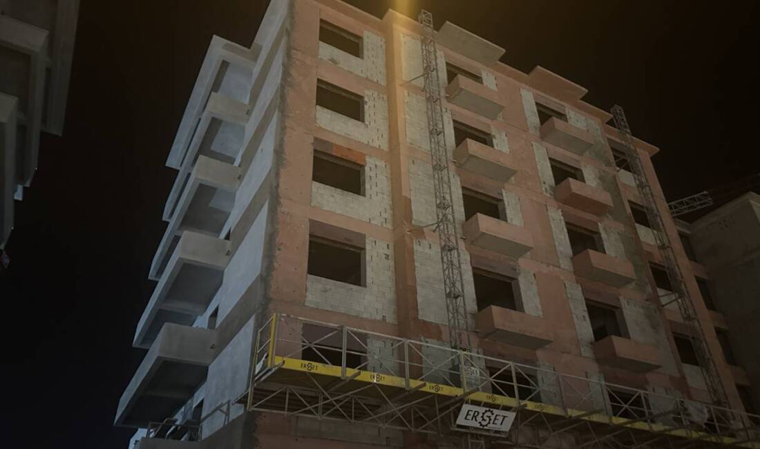 Hatay'ın Arsuz ilçesinde inşaattan düşen işçi hayatını kaybetti.