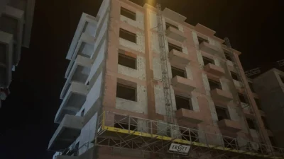 Hatay'ın Arsuz ilçesinde inşaattan düşen işçi hayatını kaybetti.