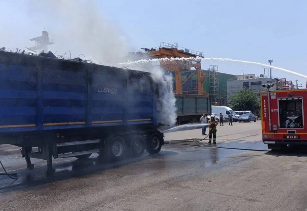 Yangın, İskenderun’a bağlı Azganlık Mahallesi’nde meydana geldi. Edinilen bilgilere göre,
