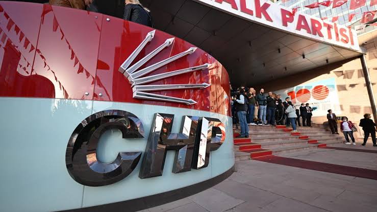 Cumhuriyet Halk Partisi'nde (CHP) yaşanan kriz yeni bir boyut kazandı.