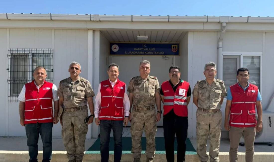 Türk Kızılay Hatay İl Merkezi Başkanı Hüseyin Kimyonoğlu ve beraberindeki