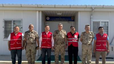 Türk Kızılay Hatay İl Merkezi Başkanı Hüseyin Kimyonoğlu ve beraberindeki