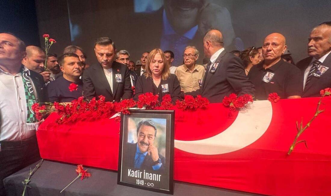 Türk sinemasının usta ismi Kadir İnanır, düzenlenen törenle sevenlerinin alkışları
