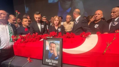 Türk sinemasının usta ismi Kadir İnanır, düzenlenen törenle sevenlerinin alkışları