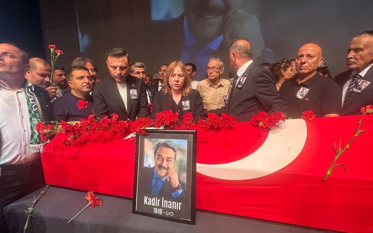 Türk sinemasının usta ismi Kadir İnanır, düzenlenen törenle sevenlerinin alkışları