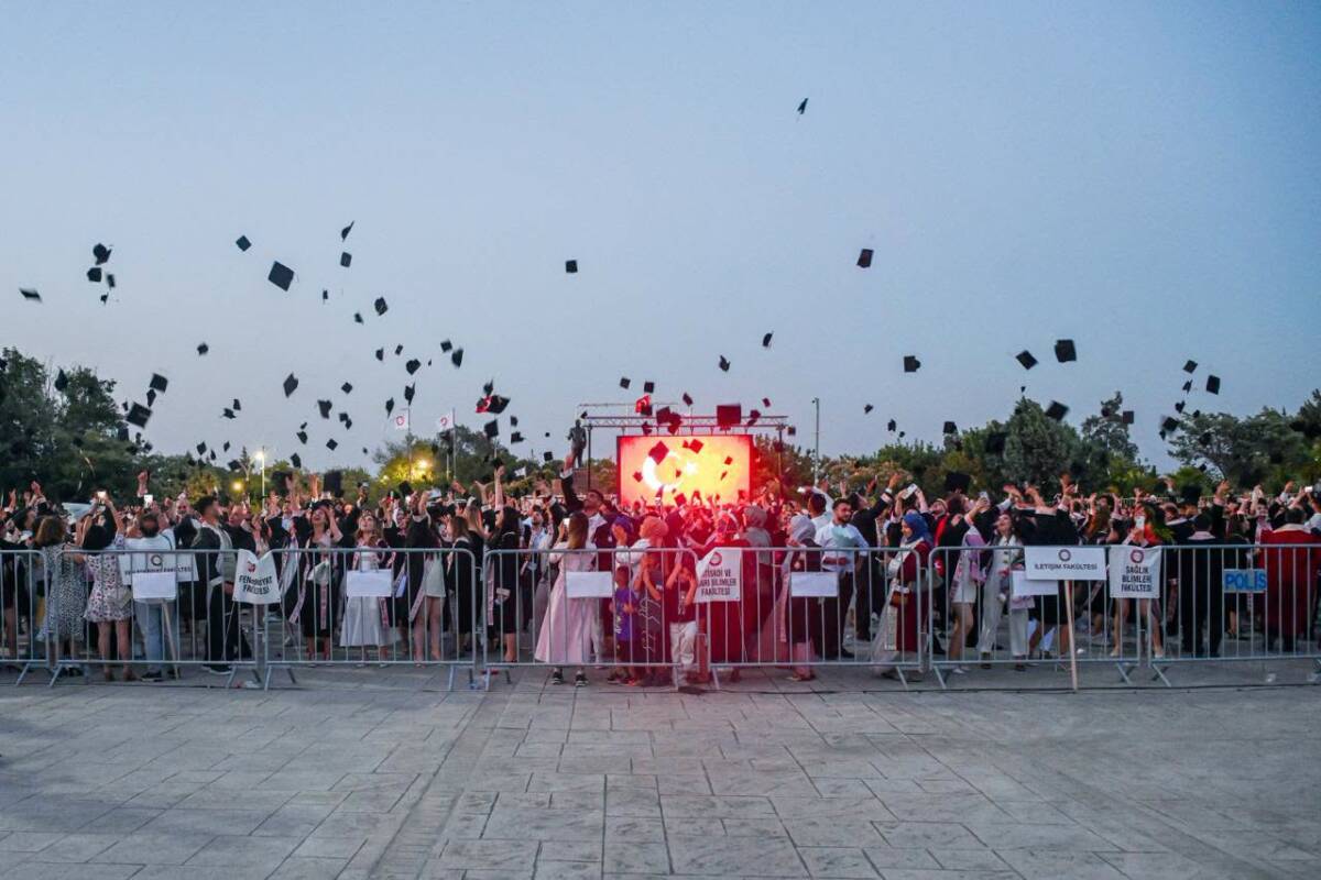 Hatay Mustafa Kemal Üniversitesi’nde yaklaşık 3 bin öğrenci mezuniyet sevinci