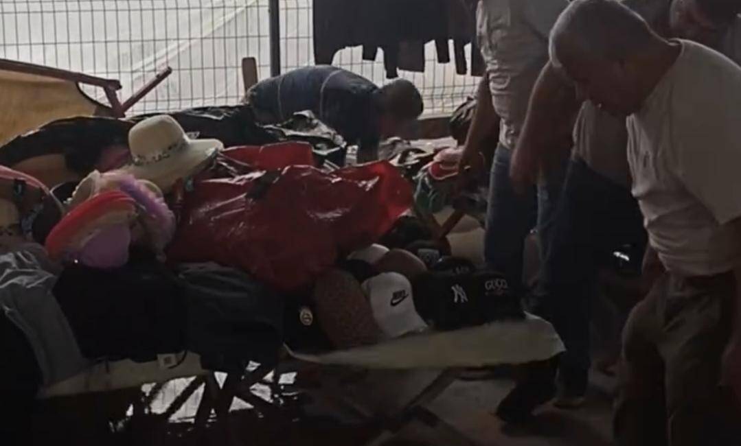 Antakya’da bugün etkili olan sağanak yağışta Narlıca Semt Pazarı’nı su