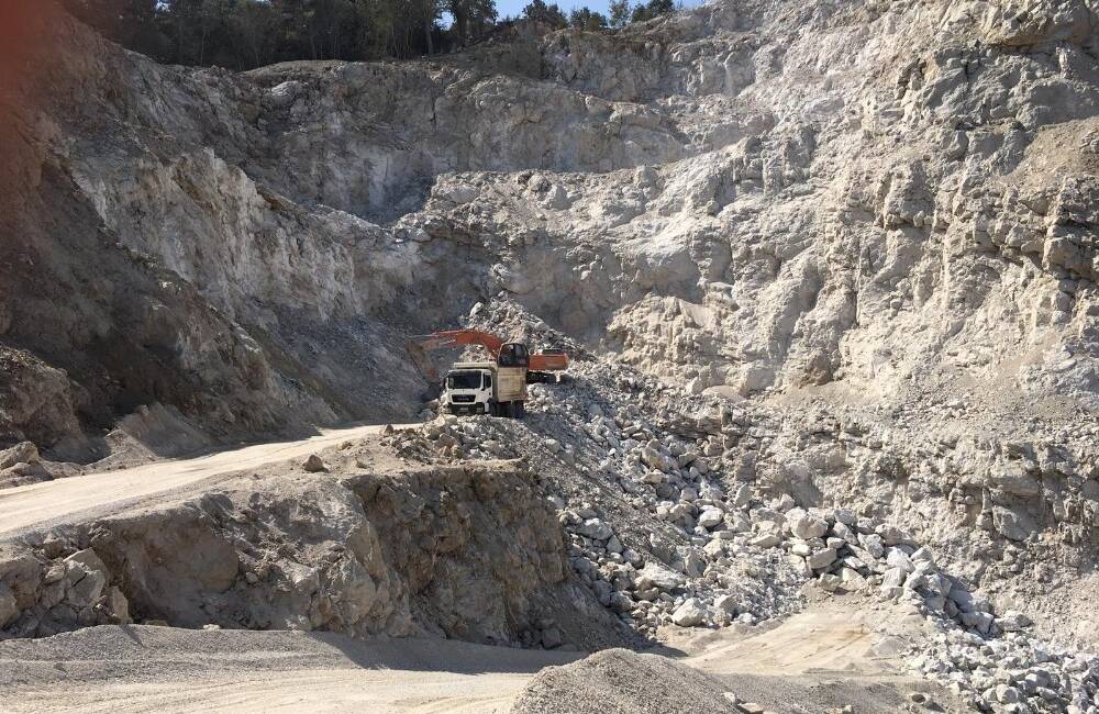 Antakya'ya bağlı Karlısu Mahallesi'nde taş ocağı kamyonları ile beton mikserlerinin