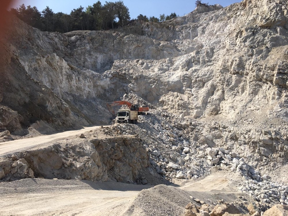 Antakya'ya bağlı Karlısu Mahallesi'nde taş ocağı kamyonları ile beton mikserlerinin