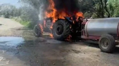 Erzin’de yoğun trafiğin olduğu yolda seyir halindeki bir traktör, henüz
