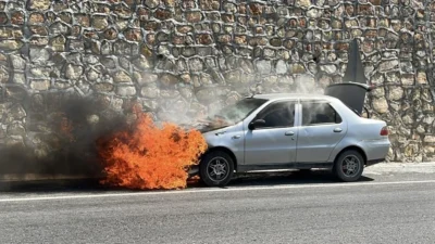 Hatay'da seyir halindeyken motor kısmı alevlere teslim olan otomobil yanarak