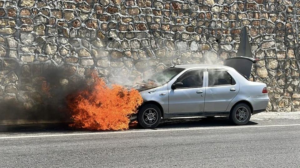 Hatay'da seyir halindeyken motor kısmı alevlere teslim olan otomobil yanarak