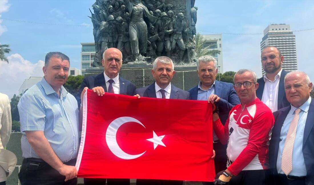 İzmirli bisikletçi Orhan Kotluk, depremde hayatını kaybedenleri anmak ve farkındalık