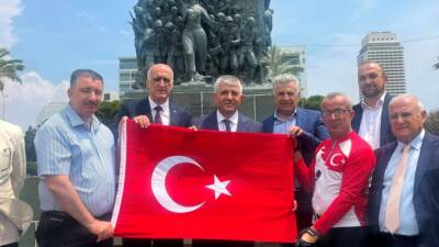 İzmirli bisikletçi Orhan Kotluk, depremde hayatını kaybedenleri anmak ve farkındalık