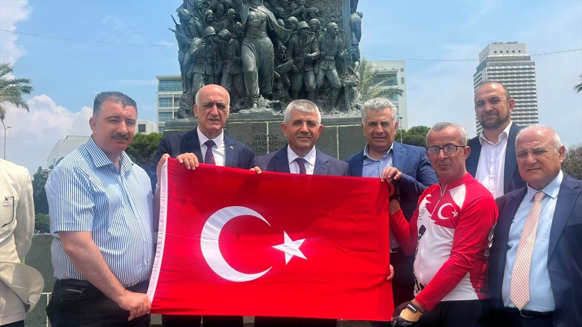 İzmirli bisikletçi Orhan Kotluk, depremde hayatını kaybedenleri anmak ve farkındalık