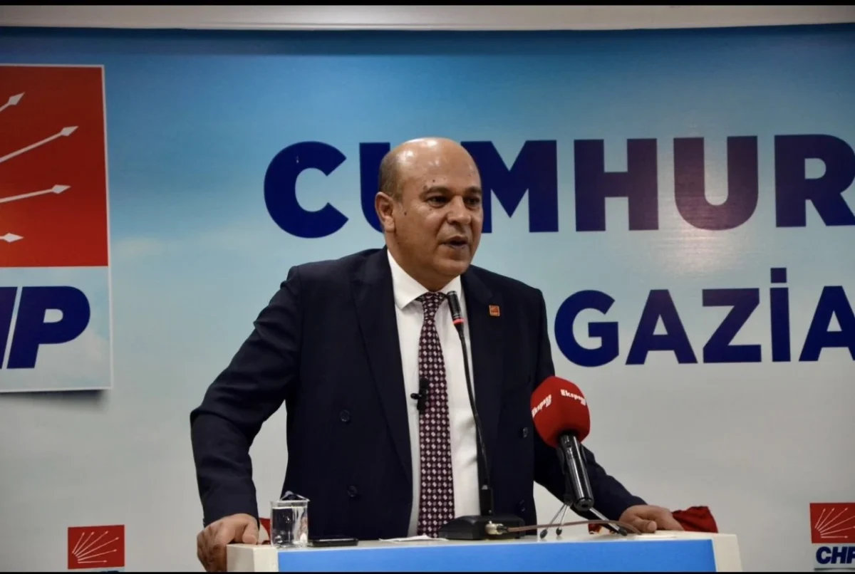 CHP Gaziantep İl Başkanı Vakkas Acar, il başkanlığı binasına gece