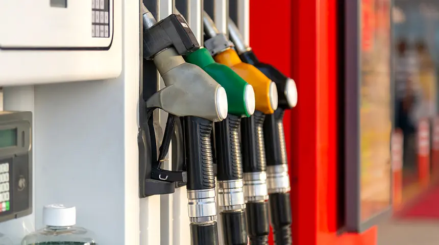 Motorinin litre fiyatına 1 lira 34 kuruş indirim yapılırken, yeni