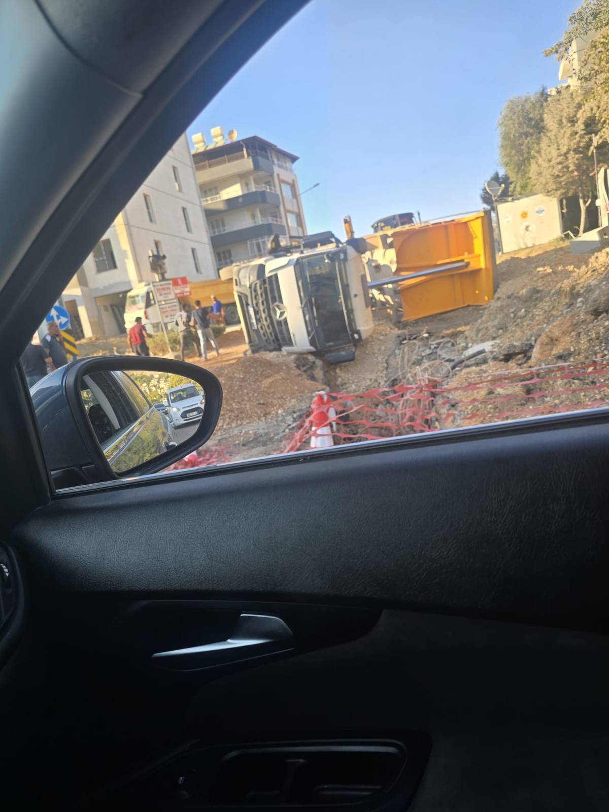 Sümerler–Akdeniz Hastanesi Kavşağı’nda kontrolden çıkan kamyon çalışma alanına devrilirken, kazada