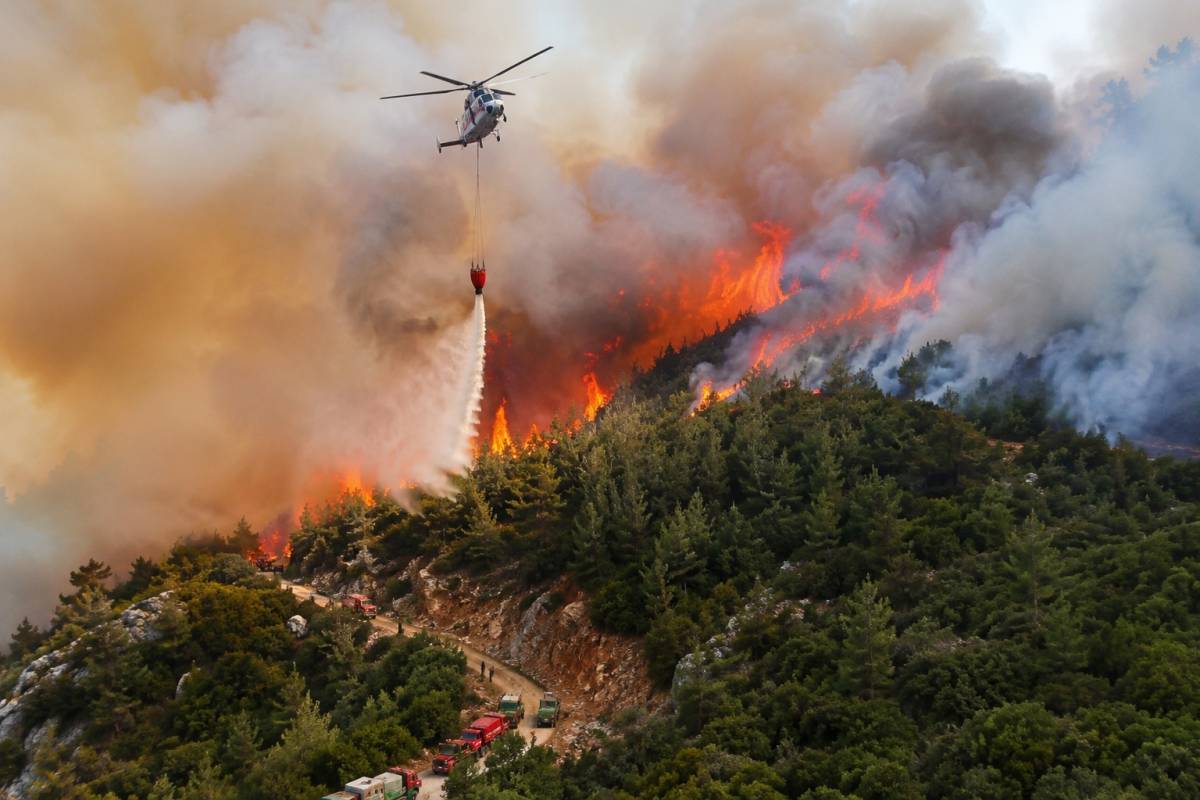 Antalya’nın Kaş ilçesindeki orman yangınına 8 helikopter, 3 uçak ve