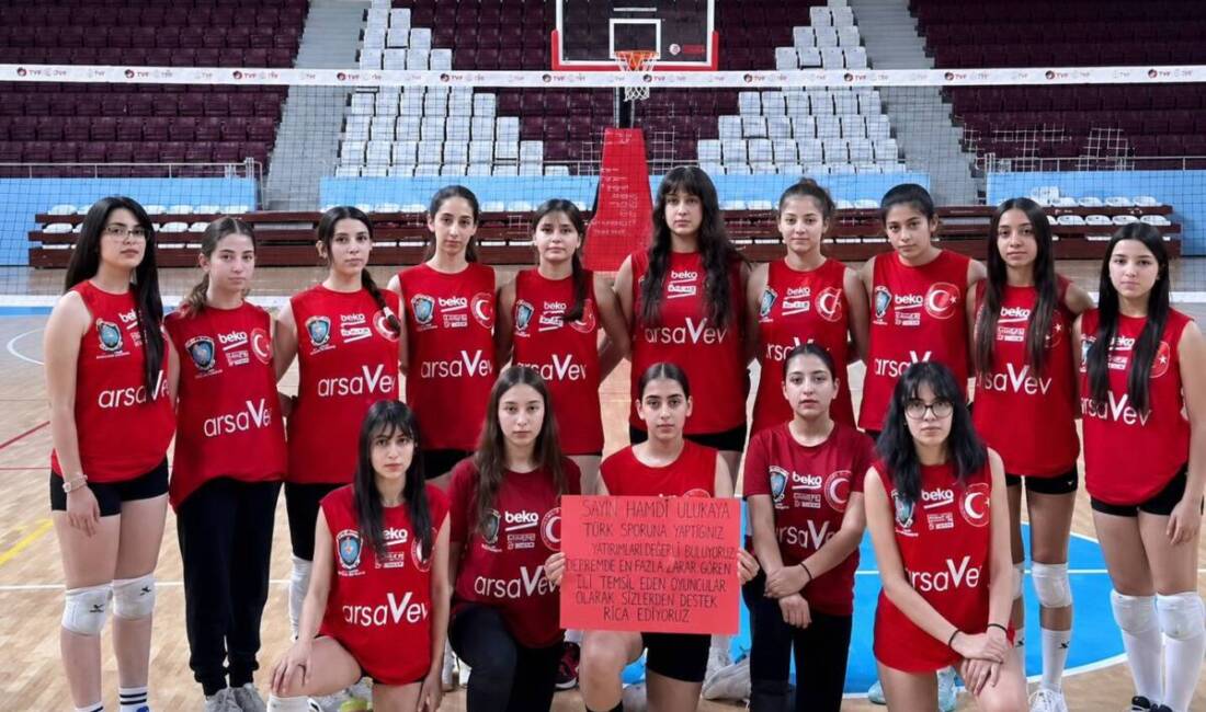 Hatayspor Voleybol Kulübü oyuncuları, depremden en ağır etkilenen illerden biri
