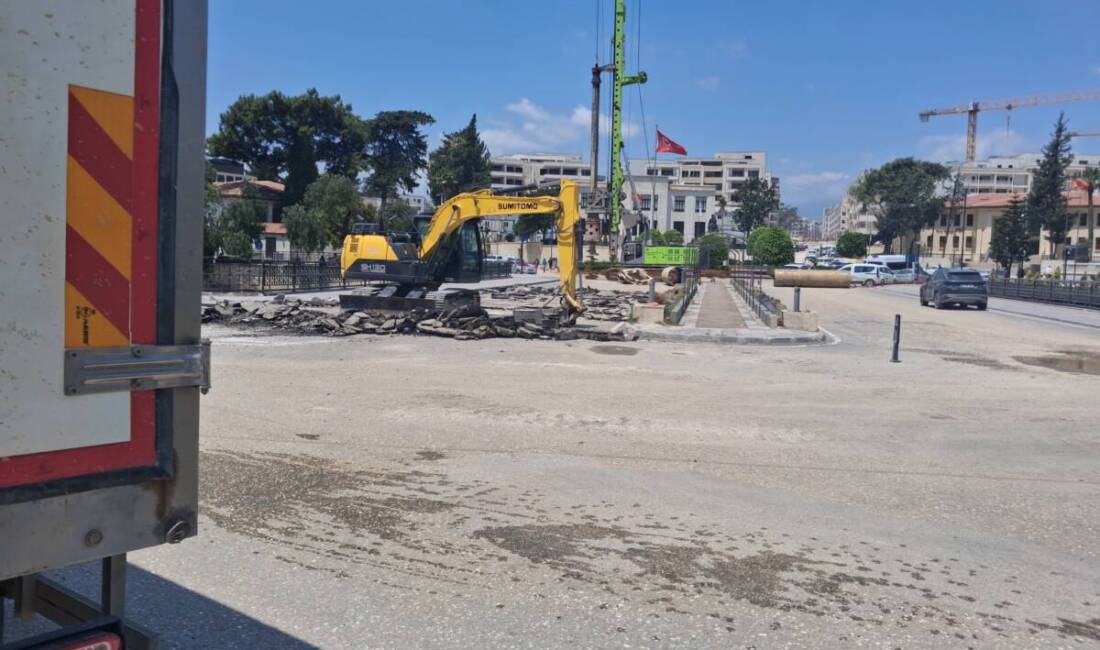 Hatay'ın Antakya ilçesinde ulaşımın önemli noktalarından biri olan Ata Köprüsü'nde