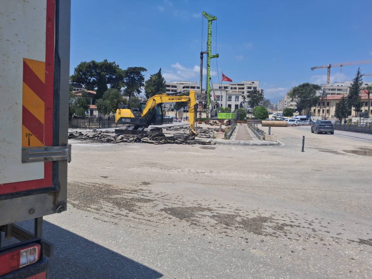 Hatay'ın Antakya ilçesinde ulaşımın önemli noktalarından biri olan Ata Köprüsü'nde