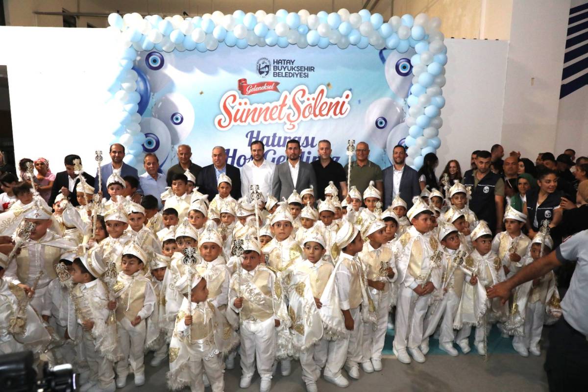 Hatay Büyükşehir Belediyesi tarafından düzenlenen toplu sünnet şöleninde, Hatay'ın 15